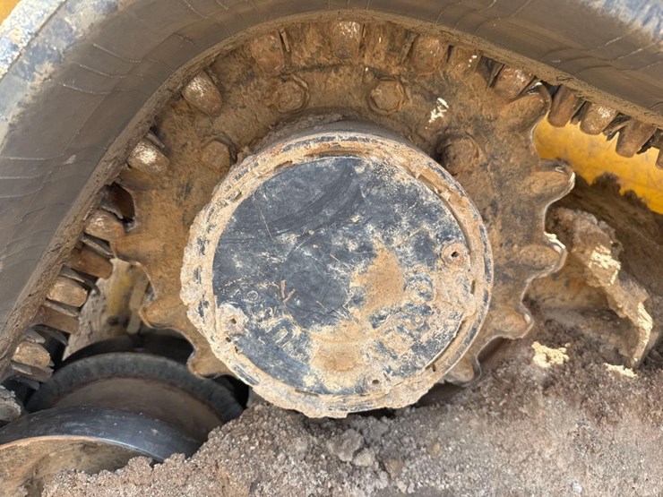 2020-deere-331g-image-14
