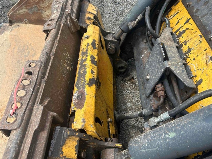 2020-deere-318g-image-9