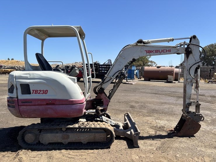 2016-takeuchi-tb230-image-7