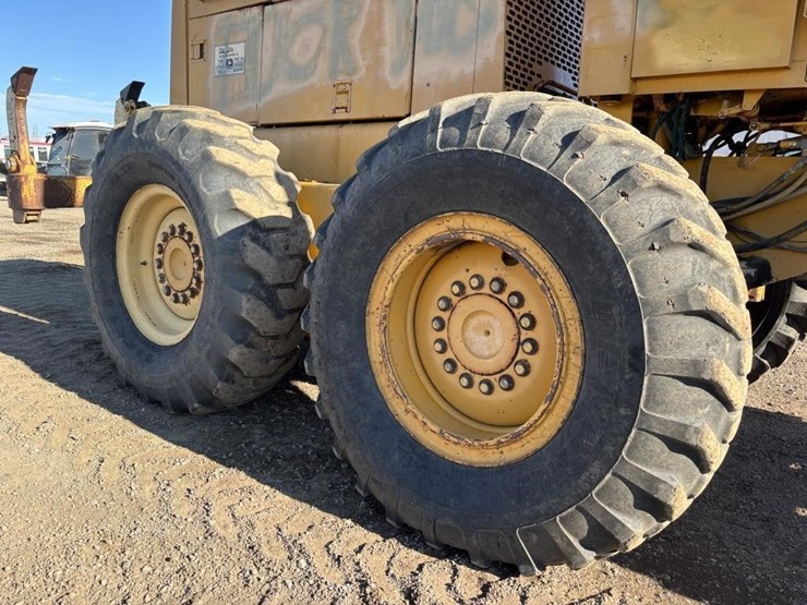 1991-deere-670b-image-24