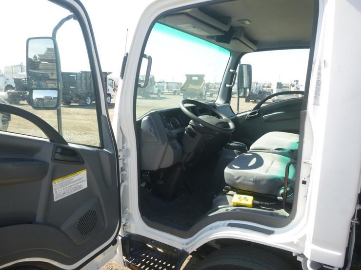 2017-isuzu-nqr-image-14
