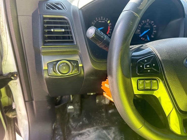 2016-ford-explorer-image-8