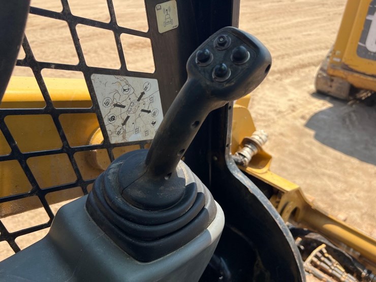 2018-caterpillar-259d-image-30