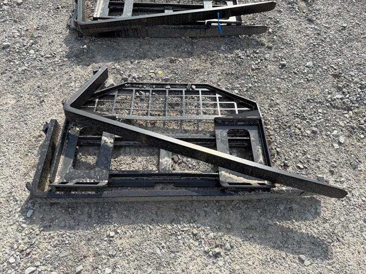 #2000-•-#26292-•-unused-giyi-skid-steer-forks-d14769-image-1