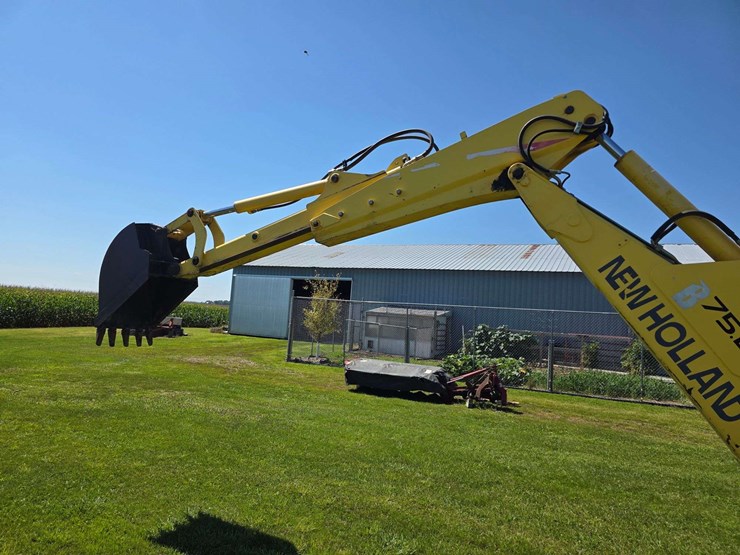 new-holland-lb75-image-63