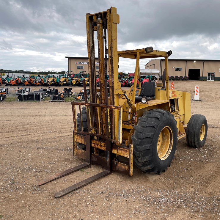 #2140 • Hull 706E Lift Truck
