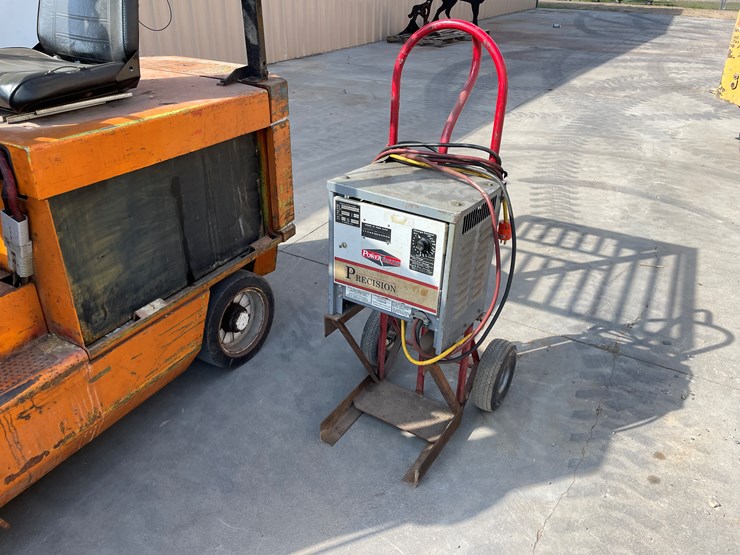 #2021-•-clark-forklift-with-charger-image-5