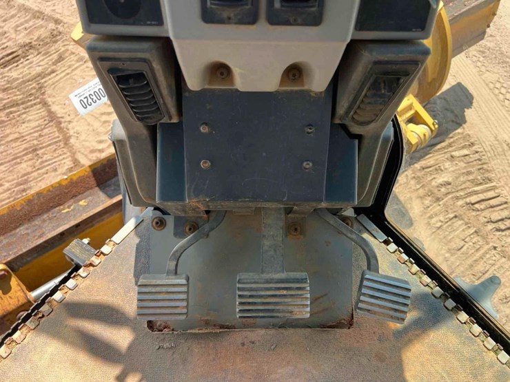 2011-caterpillar-12m-image-32