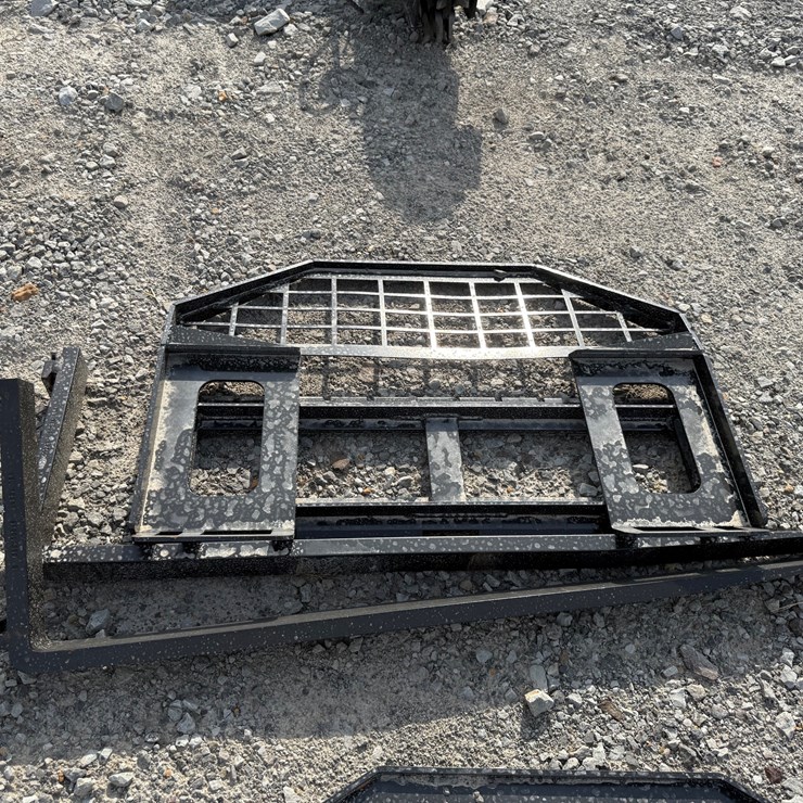 #2000 • #26290 • Unused GIYI GY-DHX Skid Steer Forks