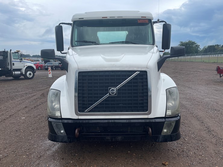 #2145-•-2012-volvo-d13-truck-tractor-(has-mn-title)-image-8