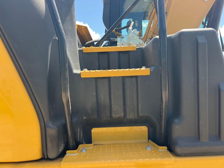 2019-caterpillar-330gc-image-16