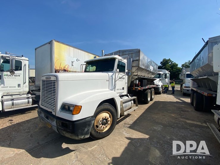 1998-freightliner-dry-tender-truck-(pz13844,-unit-28643)-image-1