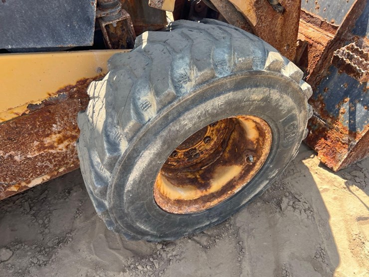 2015-caterpillar-262d-image-12