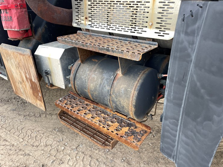 #2116-•-2014-international-7600-crane/digger-truck-(has-mn-title)-image-9