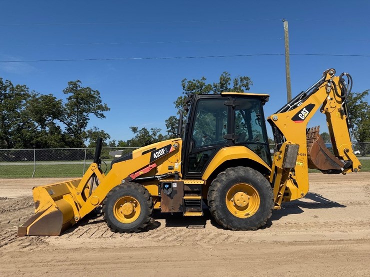 2019-caterpillar-420f2-image-1
