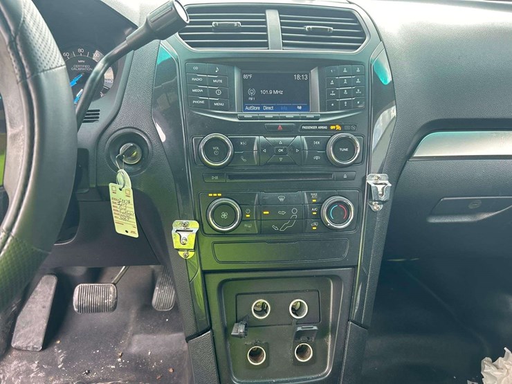 2017-ford-explorer-image-16