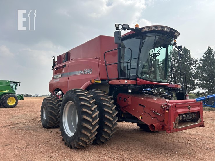 2015-case-ih-8240-image-10