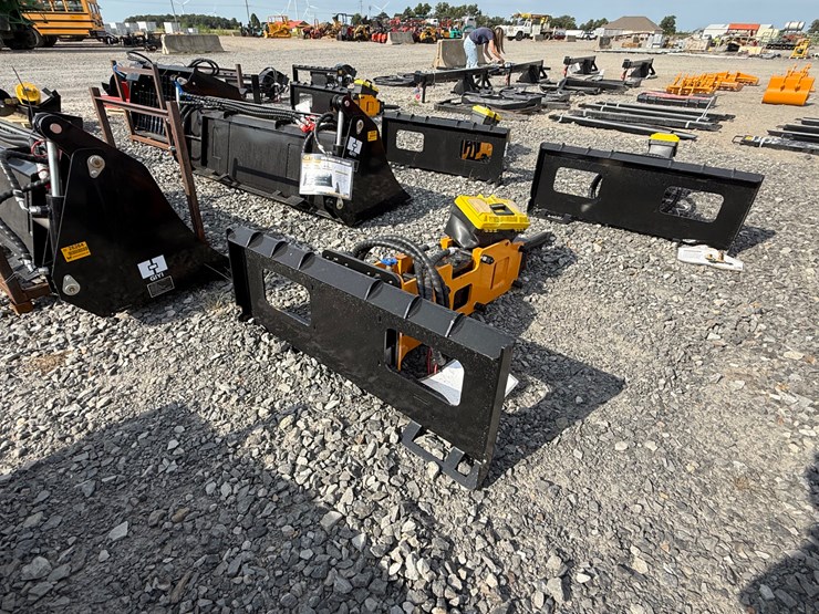 #2000-•-#26321-•-unused-giyi-skid-steer-breaker-psc6802507143-image-1