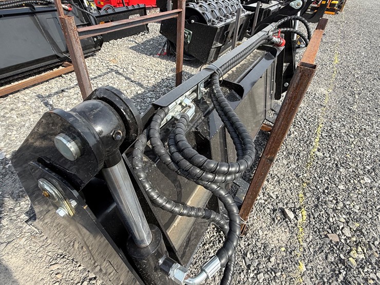 #2000-•-#26265-•-unused-giyi-72"-skid-steer-bucket-fkhd722507242-image-9