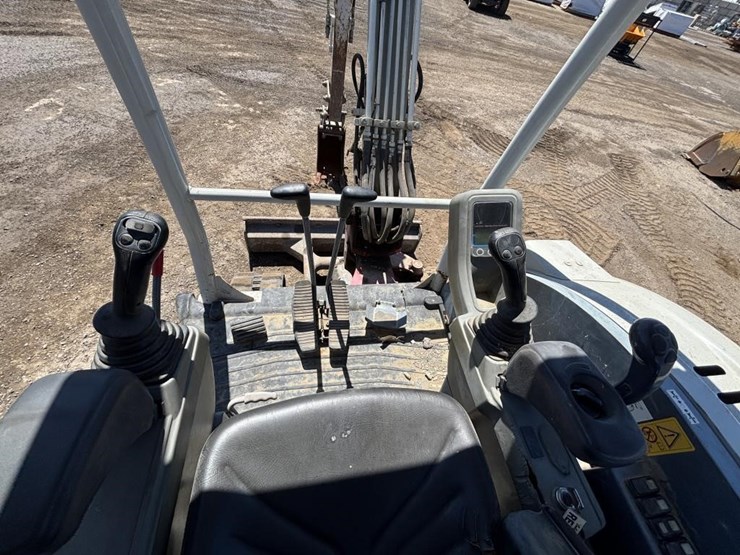 2016-takeuchi-tb230-image-26