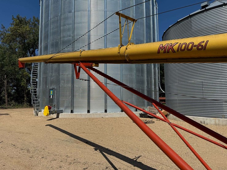 westfield-mk-100-61-auger-with-dual-auger-swing-hopper,-hydraulic-lift,-electric-hopper-walker-with-image-9