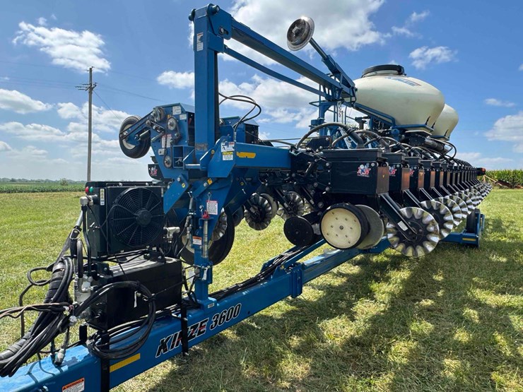2014-kinze-3600-image-34