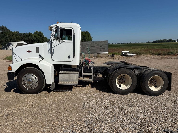 1997-peterbilt-385-image-2