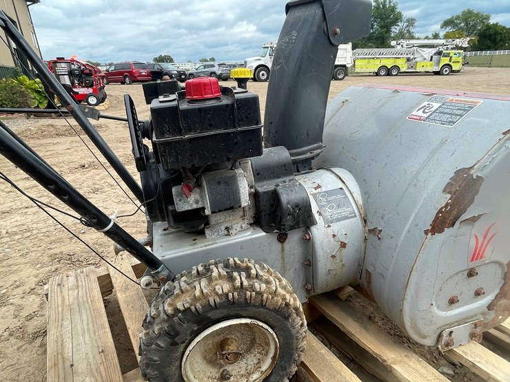 #9633-•-yard-machines-snowblower-image-8