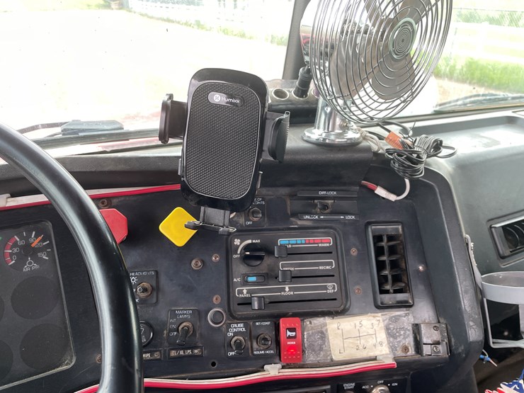 #2107-•-1997-volvo-truck-tractor-(has-mn-title-in-delay)-image-25
