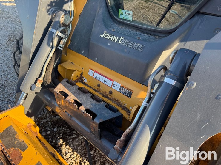 2011-deere-326d-image-11