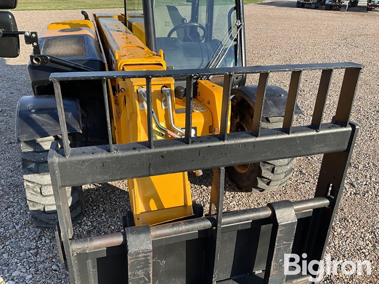 2017-jcb-525-60-image-11