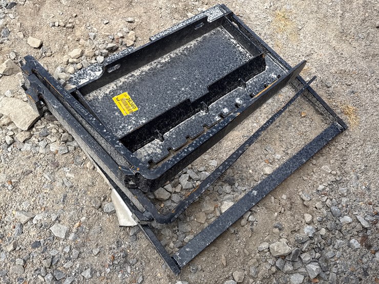 #230-•-#26360-•-unused-giyi-mini-skid-steer-forks-image-4