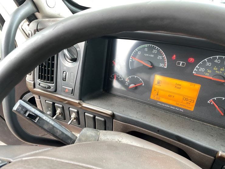 2012-volvo-10-image-38