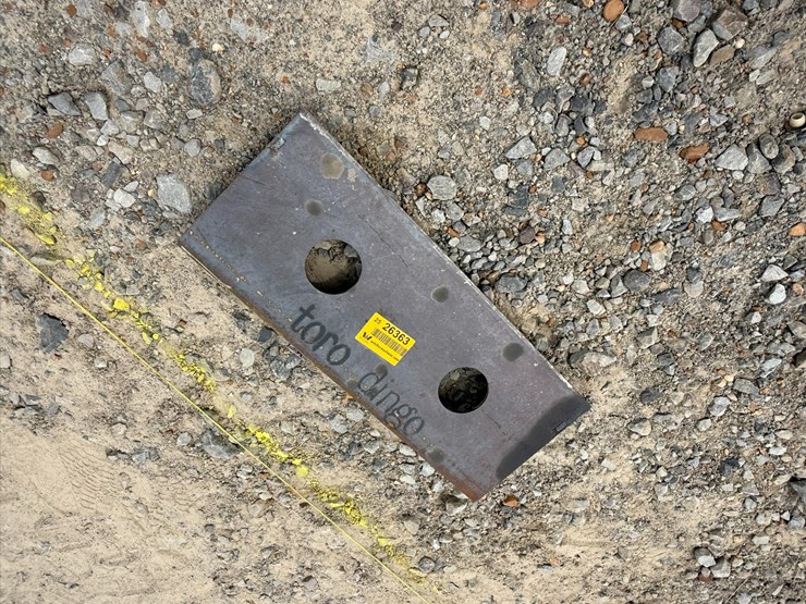 #230-•-#26363-•-unused-dingo-mini-skid-steer-mounting-plate-image-3