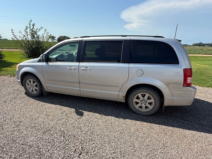 2010-chrysler-town-&-country-image-14