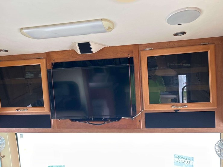 2007-national-rv-dolphin-35ft-class-a-motorhome-image-19