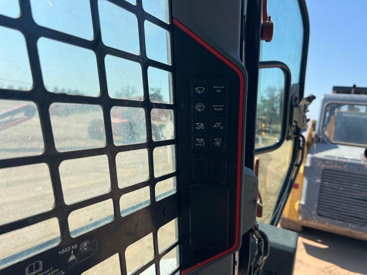 2022-bobcat-t64-image-28