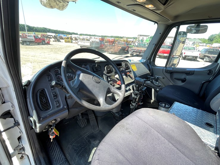 #2132-•-2013-freightliner-bucket-truck-(has-mn-title)-image-53