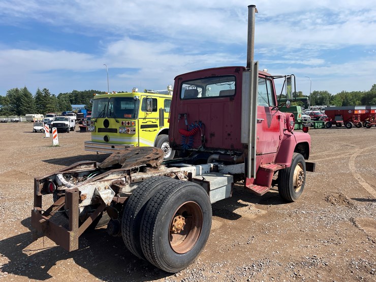 1981-ford-8000-image-3