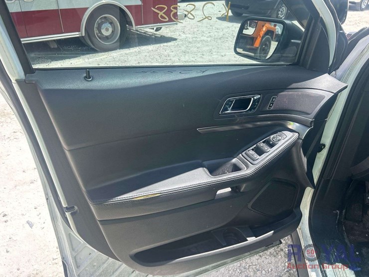 2016-ford-explorer-image-13