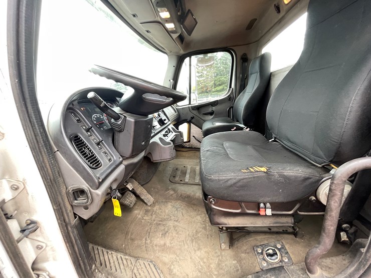 #2147-•-2013-freightliner-patch-truck-(has-mn-title)-image-24