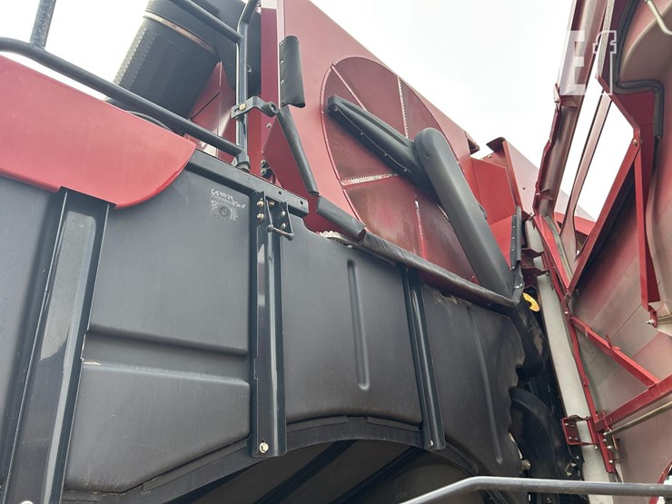 2015-case-ih-8240-image-40