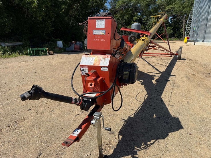 westfield-mk-100-61-auger-with-dual-auger-swing-hopper,-hydraulic-lift,-electric-hopper-walker-with-image-16