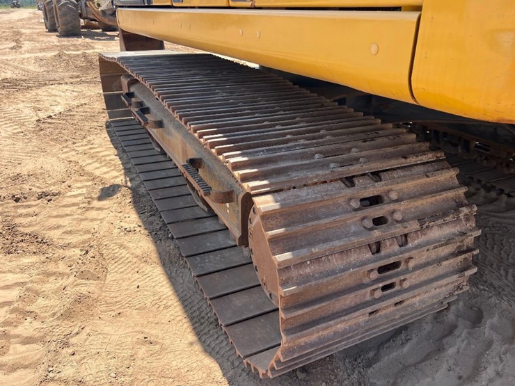 2018-caterpillar-320-image-31