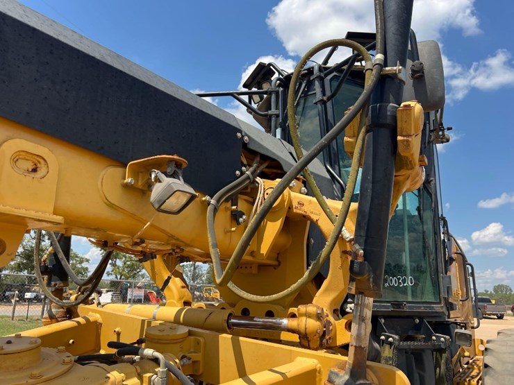 2011-caterpillar-12m-image-11