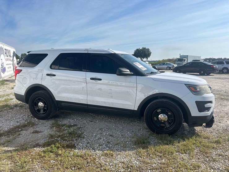 2016-ford-explorer-image-2