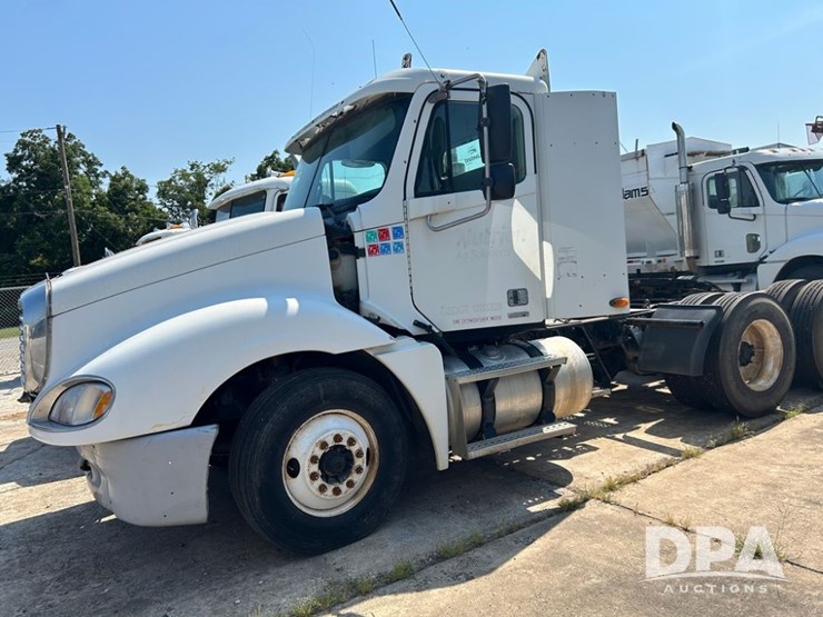2002-freightliner-columiba-day-cab-truck-(cp0659,-unit-28071)-image-40