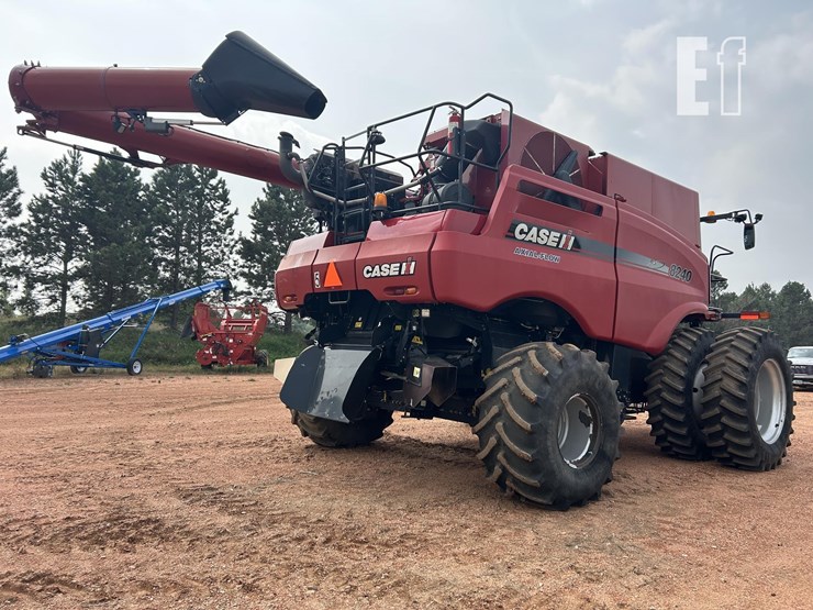 2015-case-ih-8240-image-8