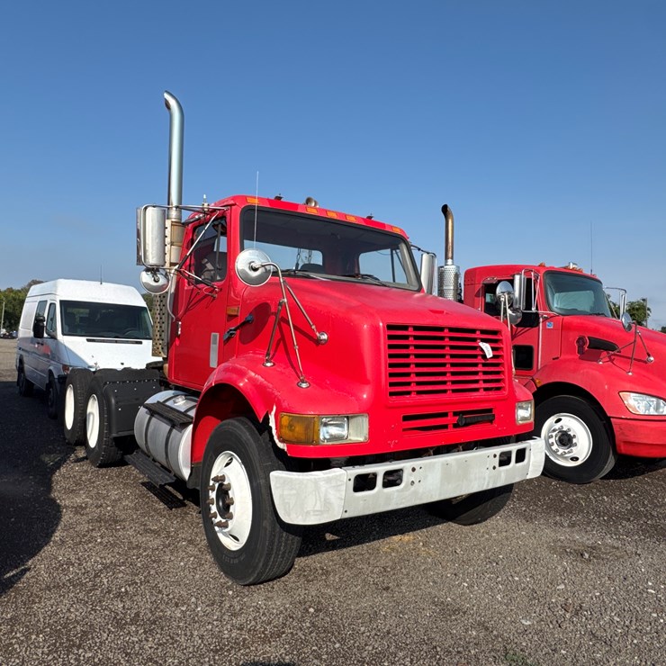 #44 • 2002 INTERNATIONAL TANDEM AXLE ROAD TRACTOR