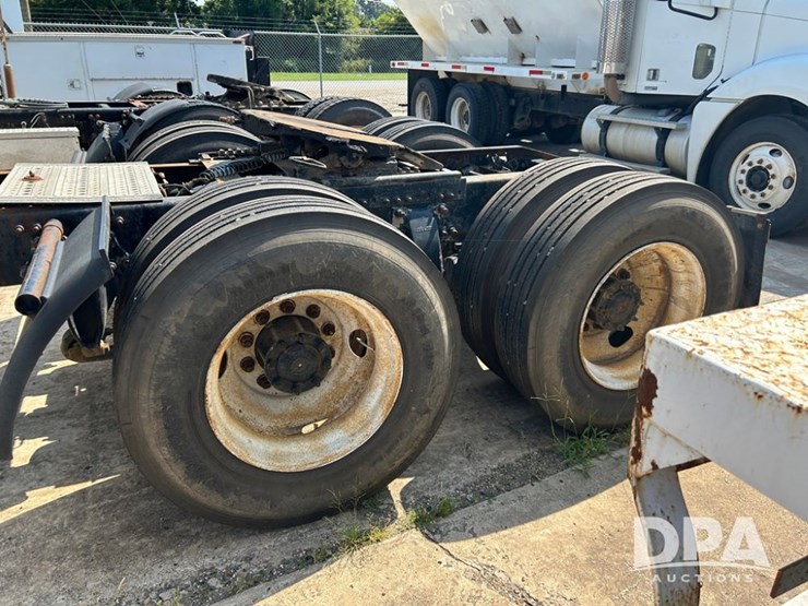 2002-freightliner-columiba-day-cab-truck-(cp0659,-unit-28071)-image-4